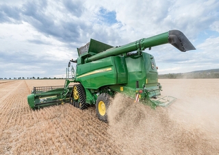 Sklízecí mlátičky John Deere T670 