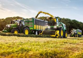 Sklízecí řezačky - pohon na 4 kola John Deere 9800 