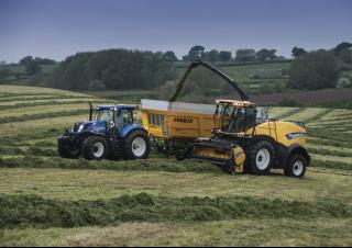 Sklízecí řezačky - pohon na 4 kola New Holland FR 550