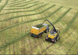 Sklízecí řezačky - pohon na 4 kola New Holland FR 550