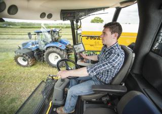 Sklízecí řezačky - pohon na 4 kola New Holland FR 550