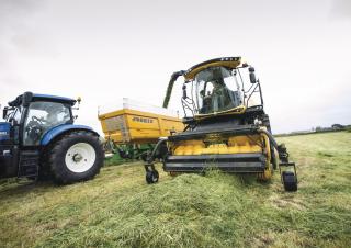 Sklízecí řezačky - pohon na 4 kola New Holland FR 550