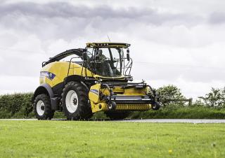 Sklízecí řezačky - pohon na 4 kola New Holland FR 780 