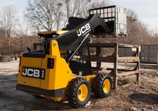 Smykem řízené nakladače JCB 225