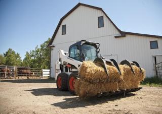 Smykem řízené nakladače Bobcat S590