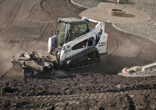 Smykem řízené nakladače Bobcat T590