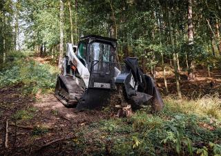 Smykem řízené nakladače Bobcat T590