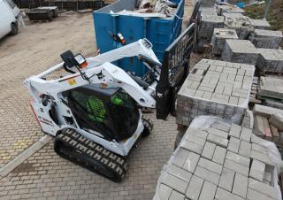 Smykem řízené nakladače Bobcat T590