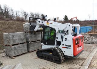 Smykem řízené nakladače Bobcat T590