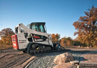 Smykem řízené nakladače Bobcat T590