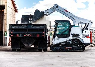 Smykem řízené nakladače Bobcat T870