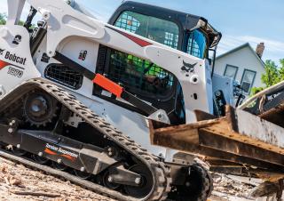 Smykem řízené nakladače Bobcat T870