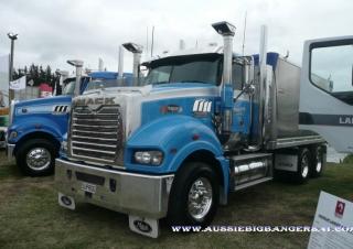 Kamiony Tahače Mack TITAN Day Cab MP10 8x4