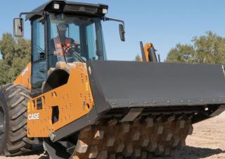 Válce Tahačové válce Case SV211E