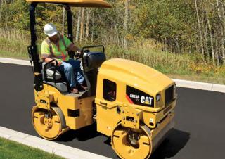 Válce Tandemové vibrační válce Caterpillar CB24B