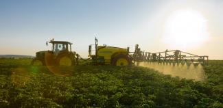 Tažené postřikovače John Deere 732