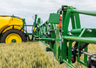 Tažené postřikovače John Deere M732i