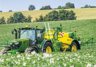 Tažené postřikovače John Deere M952i