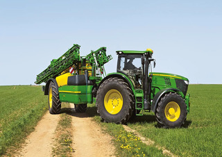 Tažené postřikovače John Deere R 944 i