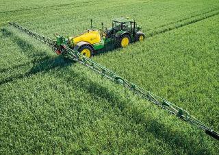 Tažené postřikovače John Deere R732i 