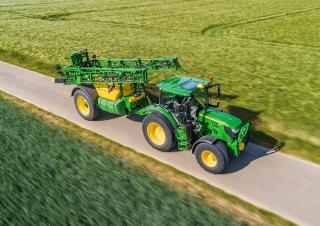 Tažené postřikovače John Deere R732i