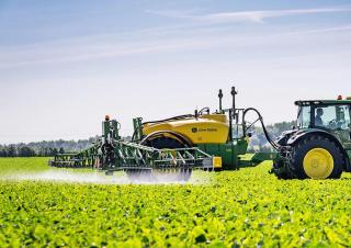 Tažené postřikovače John Deere R732i