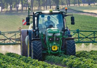 Tažené postřikovače John Deere R732i