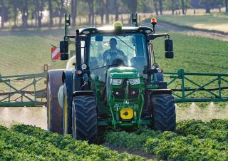 Tažené postřikovače John Deere R732i 