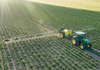 Tažené postřikovače John Deere R732i 