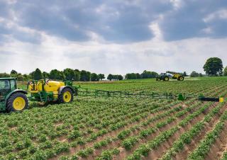 Tažené postřikovače John Deere R740i