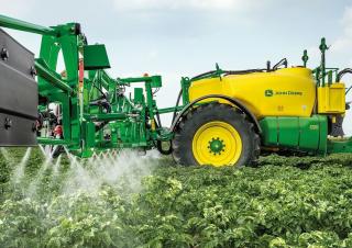 Tažené postřikovače John Deere R740i 