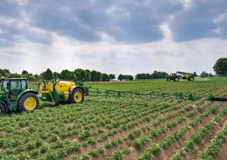 Tažené postřikovače John Deere R740i