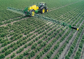 Tažené postřikovače John Deere R740i