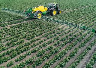 Tažené postřikovače John Deere R740i