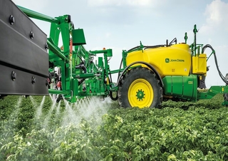 Tažené postřikovače John Deere R740i