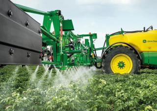 Tažené postřikovače John Deere R740i