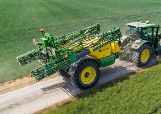 Tažené postřikovače John Deere R740i