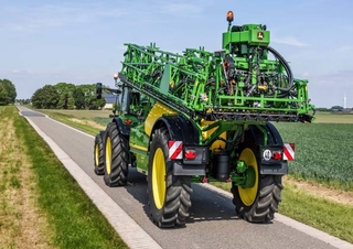 Tažené postřikovače John Deere R944i