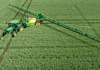Tažené postřikovače John Deere R944i