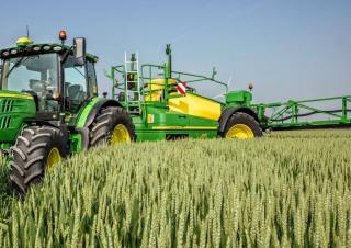 Tažené postřikovače John Deere R944i