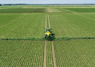 Tažené postřikovače John Deere R944i