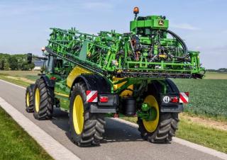 Tažené postřikovače John Deere R944i