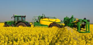 Tažené postřikovače John Deere R 962 i