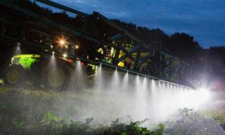 Tažené postřikovače John Deere R952i