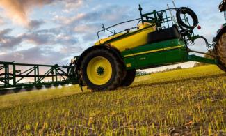 Tažené postřikovače John Deere R952i