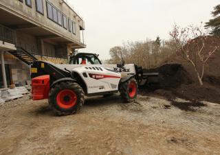 Teleskopické manipulátory Bobcat T40.180SLP 100 IV