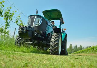 Traktory 4WD Arbos 3055