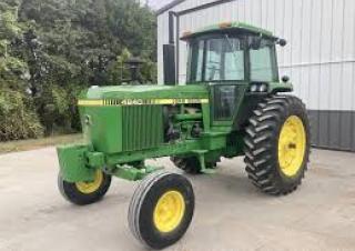 Traktory 4WD John Deere 4240