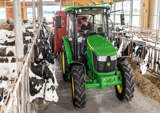 Traktory 4WD John Deere 5075E