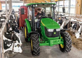 Traktory 4WD John Deere 5075E